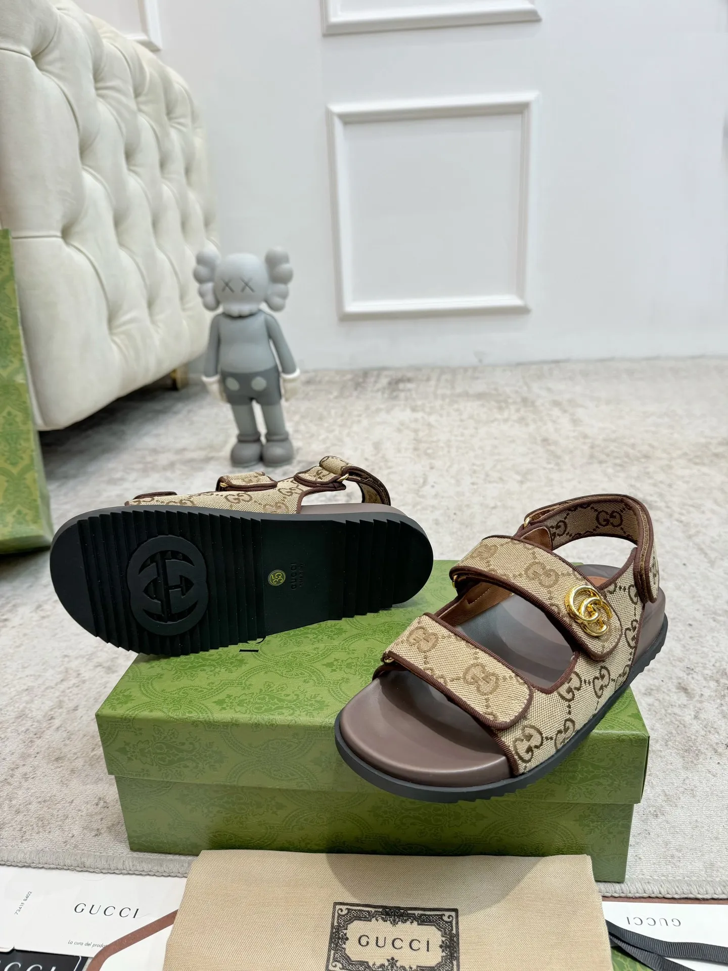 👟👟Ex-factory price 520👟👟 Gucci two-strap Velcro flat sandals beach shoes Early spring series GG classic presbyopic fabric beach sandals are decorated with classic GG presbyopic canvas fabric fabric with double G metal buckle ✔️ Fabric: Original customized imported double G presbyopic ✔️ Lining: imported sheepskin ✔️ Heel: 2.0CM thick sole ✔️ Outsole: Mold imported rubber sole ✔️ Code number: 35-40 (41 customized, non-refundable)